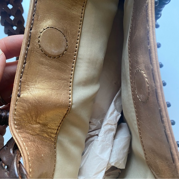 ALFANI LEATHER Gorgeous Golden Leather Shoulder Bag Fringe Detail Magnet Closure - Picture 8 of 9